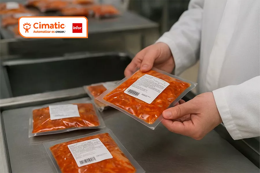 Cimatic Etiquetado de Alimentos en México. Operario inspeccionando el etiquetado de alimentos en productos envasados durante el proceso de producción.